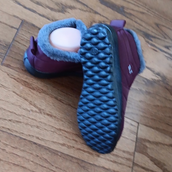 BJ WINTER SNOW SHOES it fits more like a. 7 1/2 . - Picture 5 of 6